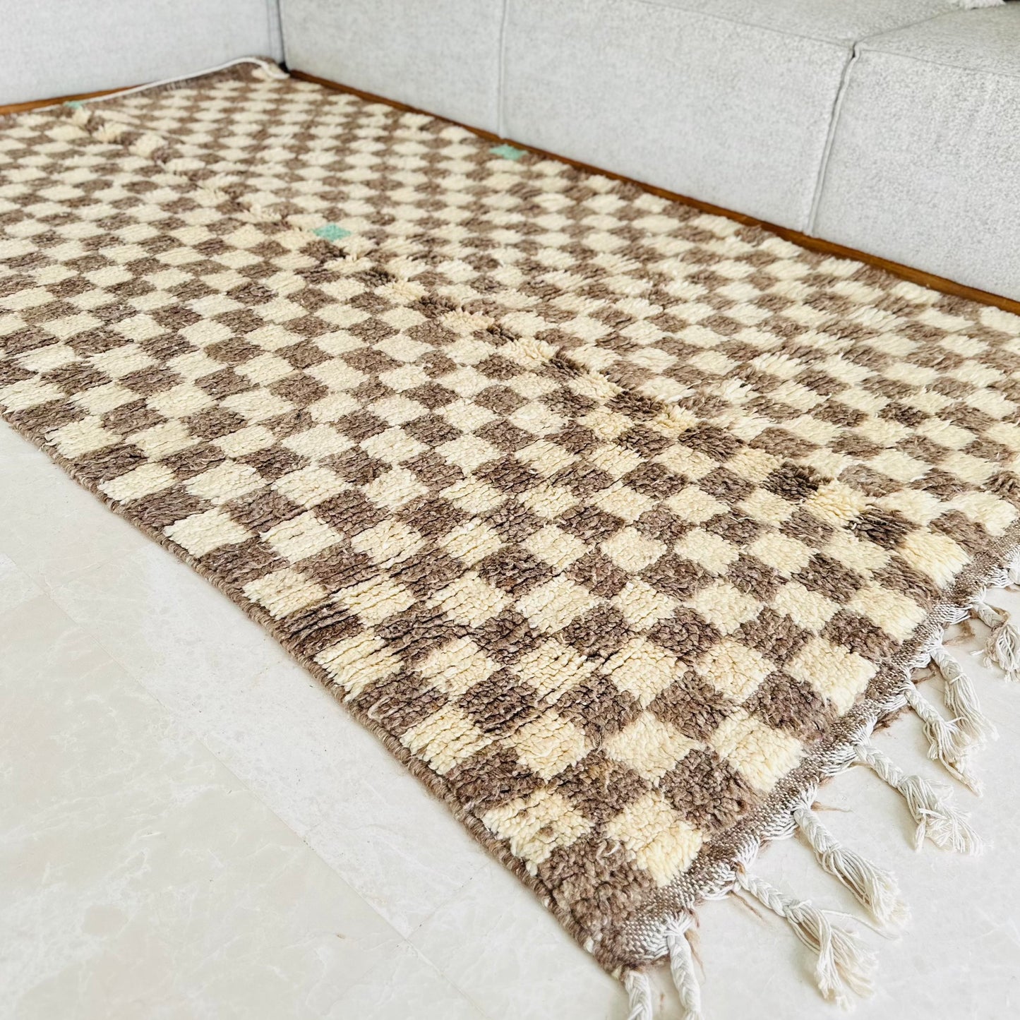 Beni Ouarain taupe checkerboard carpet - 2.42m / 1.62m