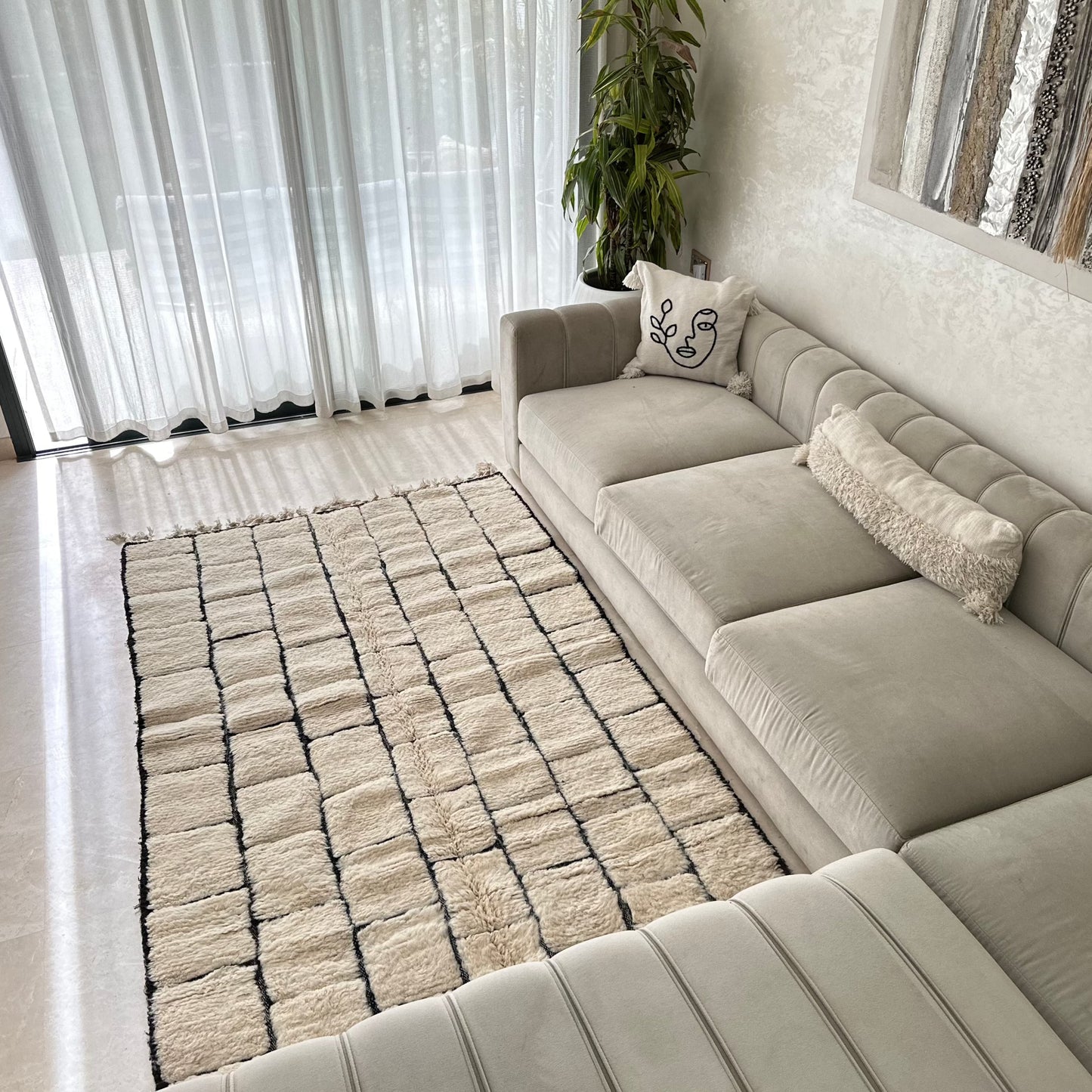 Beni Ouarain cream and black carpet - 2.46m / 1.54m