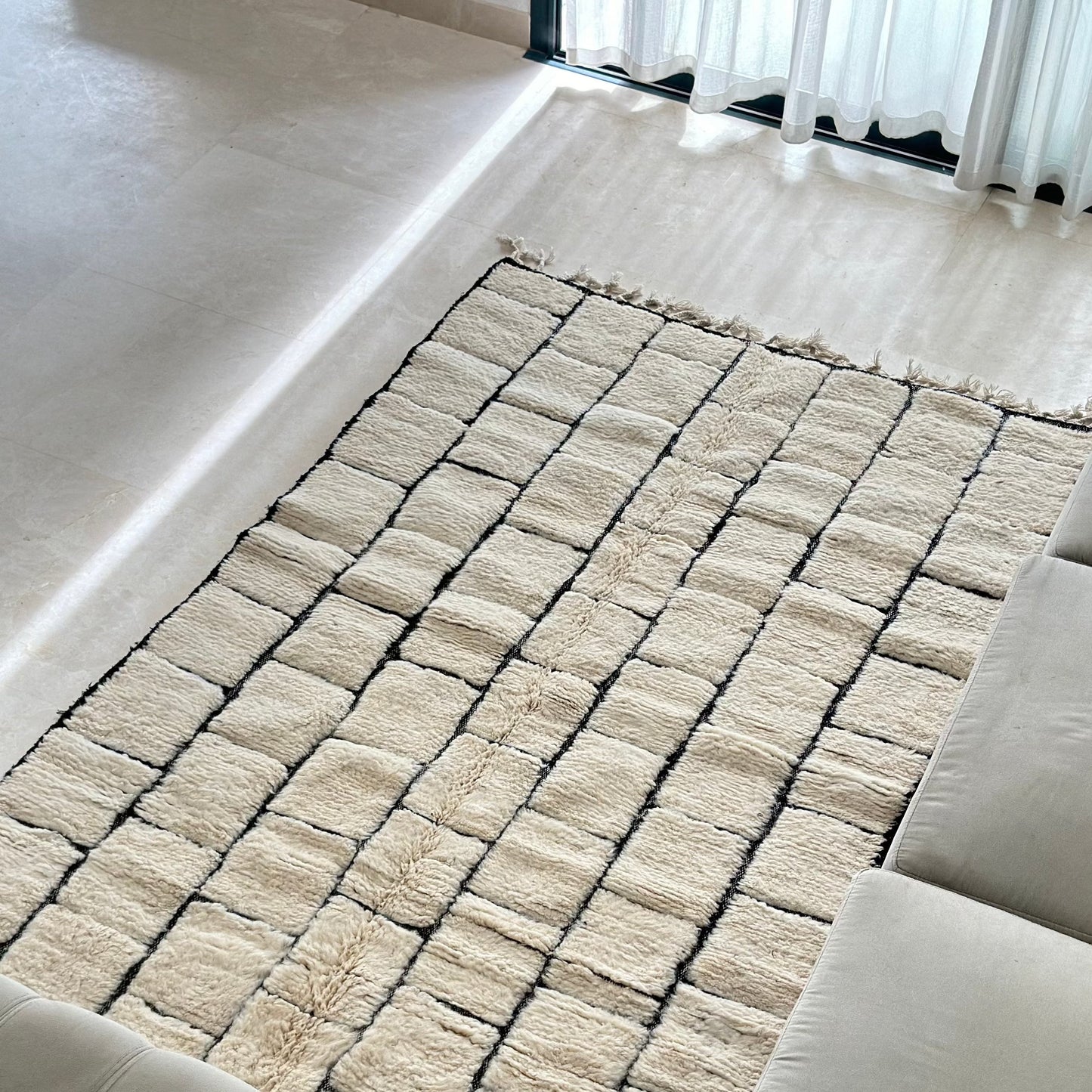 Beni Ouarain cream and black carpet - 2.46m / 1.54m