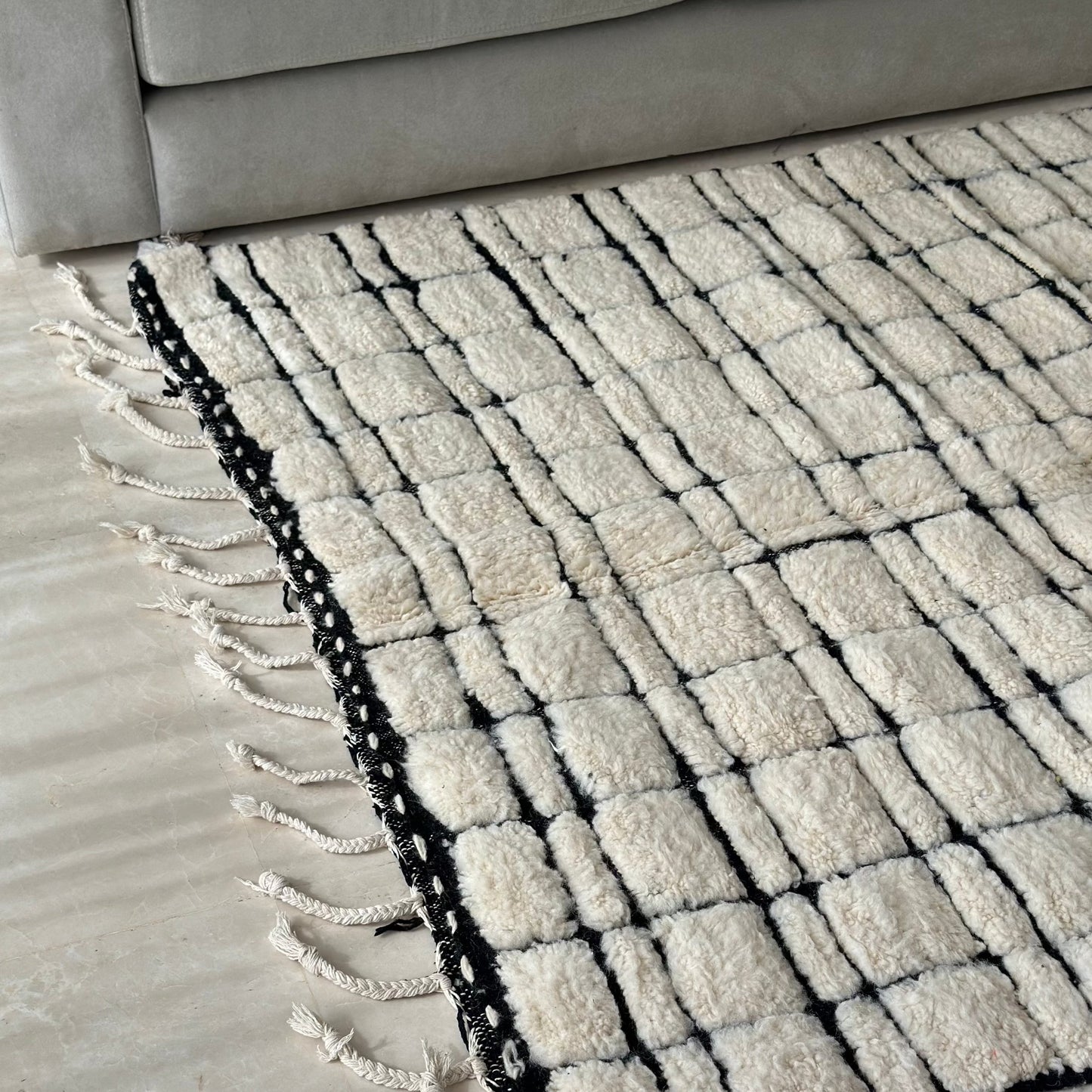 Beni Ouarain cream and black carpet - 2.46m / 1.54m